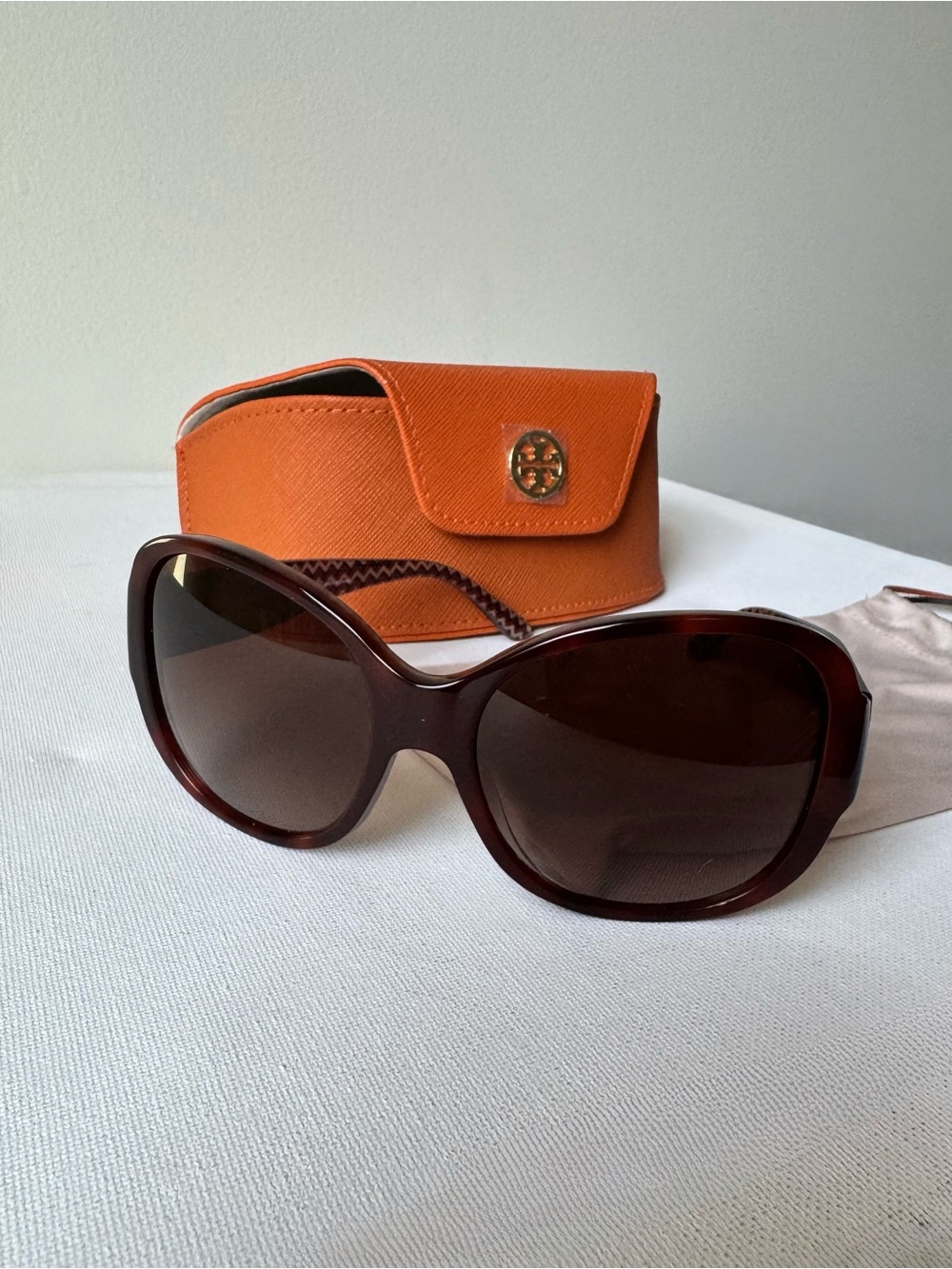 Tory Burch Oversized Sunglasses in Brown with Orange Case - Picture 4 of 16